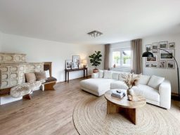 Wohnzimmer mit Balkon_KI_generiert.jpg